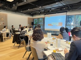 그림입니다.  원본 그림의 이름: 은지쌤.jpg  원본 그림의 크기: 가로 4032pixel, 세로 3024pixel  사진 찍은 날짜: 2025년 11월 14일 오후 3:29  카메라 제조 업체 : Apple  카메라 모델 : iPhone 13 mini  프로그램 이름 : 17.6.1  F-스톱 : 1.6  노출 시간 : 1/60초  ISO 감도 : 200  노출 모드 : 자동  35mm 초점 거리 : 26  프로그램 노출 : 자동 제어 모드  측광 모드 :