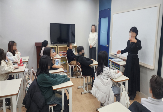 그림입니다.  원본 그림의 이름: 김해글로벌 입학식.png  원본 그림의 크기: 가로 689pixel, 세로 520pixel